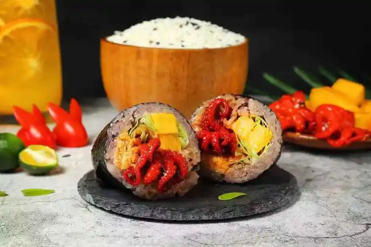 不仅缺乏品牌专业性,产品和相关营销更是基本为零,饭团整体以特色小众