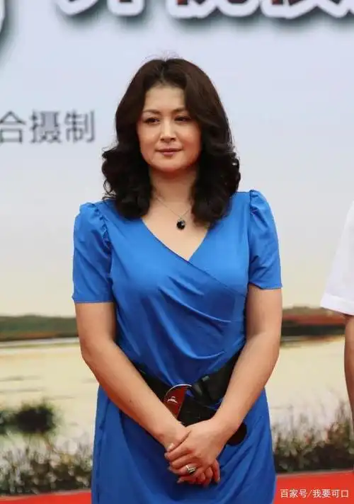 谢大脚原来这么美,穿条纹裙开游艇风情万种,随意悠闲让人羡慕