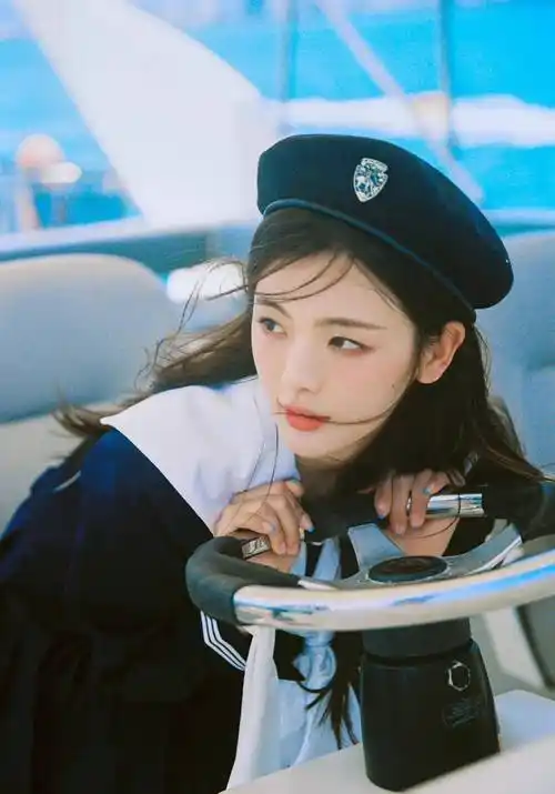 杨超越去年的深蓝水手服写真_少女_轮廓_白色