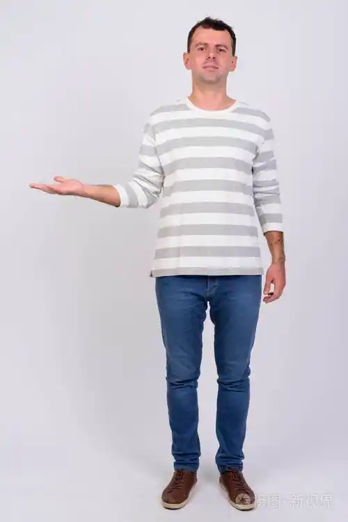 显示某样东西的人的全身照照片-正版商用图片19351a-摄图新视界