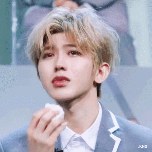 蔡徐坤简直哭的伤心欲绝,桃花带泪.我红了,我怕啥.假哭一个.