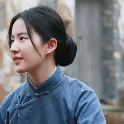 (图片来源:电影《烽火芳菲》剧照)当然,我们虽没有刘亦菲上天恩赐的好