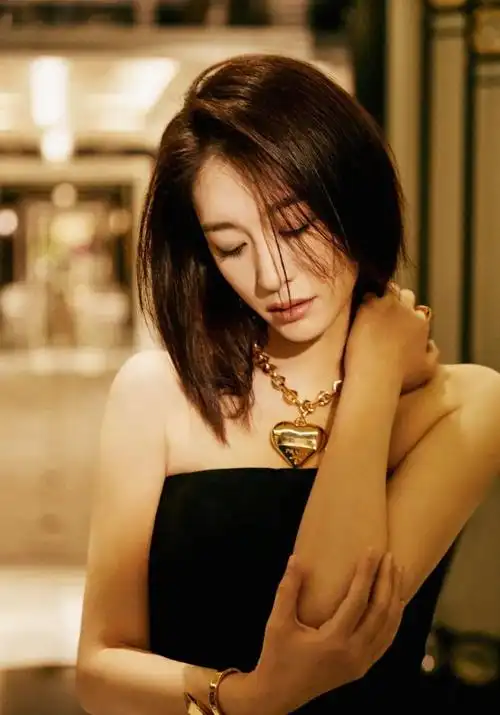 最近有位网友在上海偶遇了演员李小冉