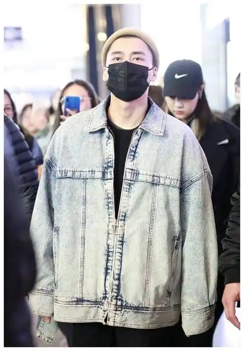 李易峰轻松现身机场牛仔夹克配牛仔裤看腿女人都得酸
