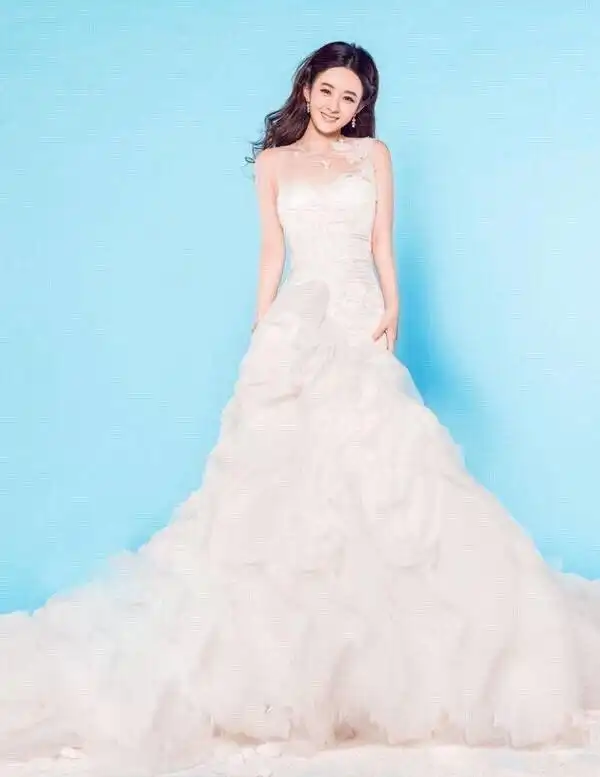 这组造型以"隐藏在婚纱中的海岸线"为主线,将海天淡蓝色作背景,借用