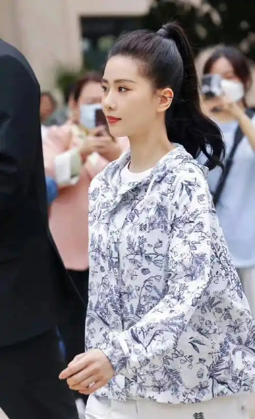 刘诗诗春天拍照,穿休闲装扎高马尾,随意减龄又时尚_白色_造型_短裙