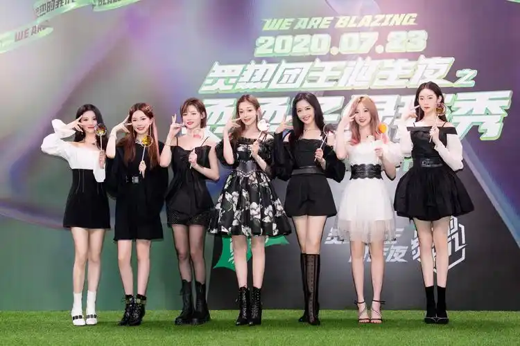 硬糖少女30370炙热的我们黑白复古造型亮相展现甜酷魅