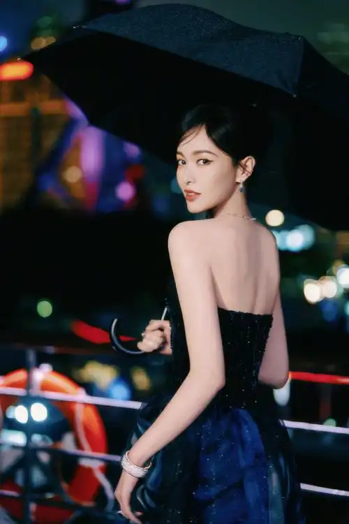 唐嫣上海雨夜大片