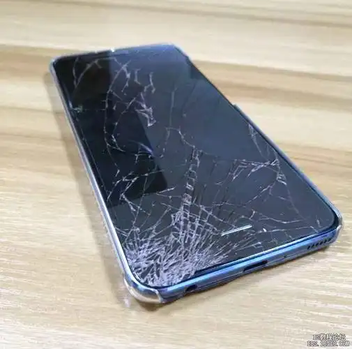 求把手机p成碎屏 很惨很惨的那种 - 恶搞 - ps教程自学网