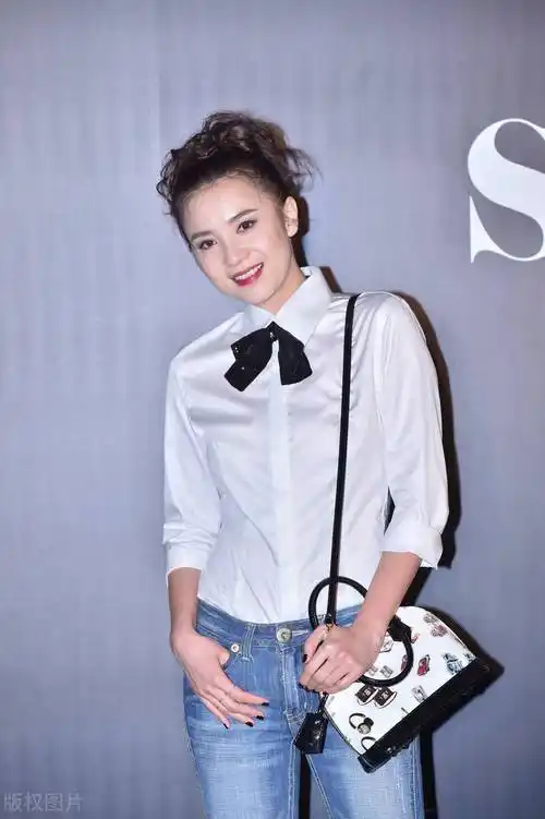 小花姐姐宋佳的穿搭,钟爱白衬衣,各种场合随便搭,知性又干练_衬衫