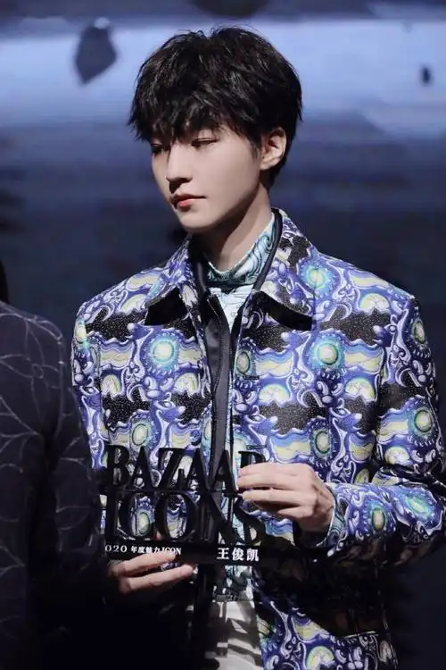 王俊凯出席时尚芭莎年度派对 把星空穿在身上的凯boss获得年度魅力