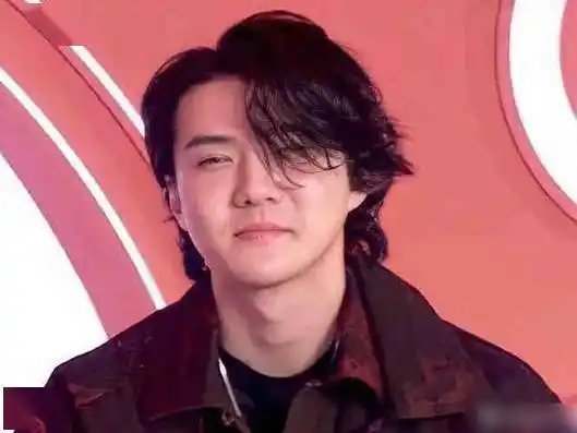 吴世勋旧照被翻出长发造型身材发福路人直呼麦艾斯