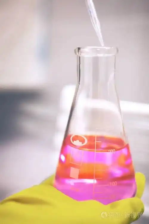 化学反应的过程在玻璃实验室容器中以催化剂的参与.