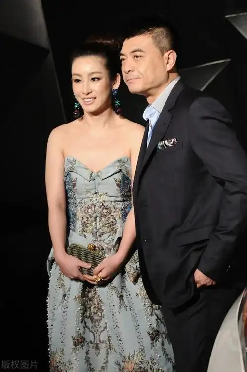 秦海璐现幸福肥穿抹胸礼服秀丰满身材站老公身边很小女人