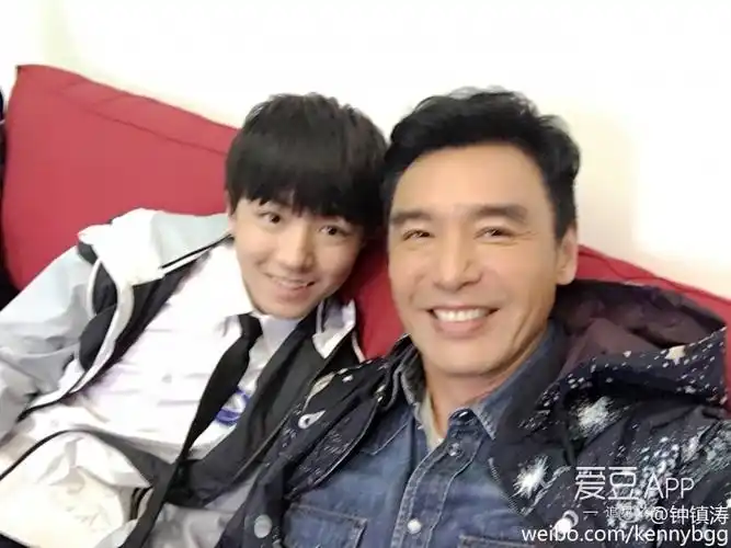 tfboys新闻160427原来王俊凯的自拍在这和爸爸钟镇涛挤眉弄眼三连拍