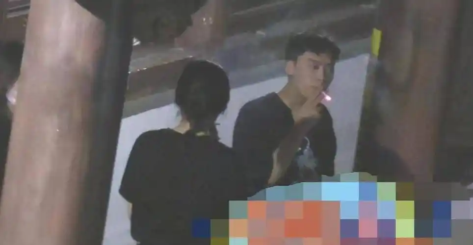 原创杨幂抽烟她穿白色西服嘴抹红唇从点烟到吸烟动作一气呵成