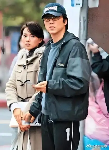 庾澄庆为母亲过大寿,妻子张嘉欣罕见出镜,贤惠气质远超伊能静