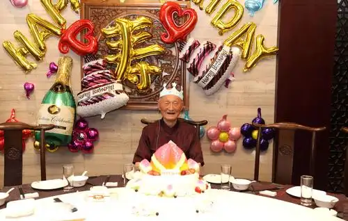 郑振老寿星100岁生日家人祝寿宴.