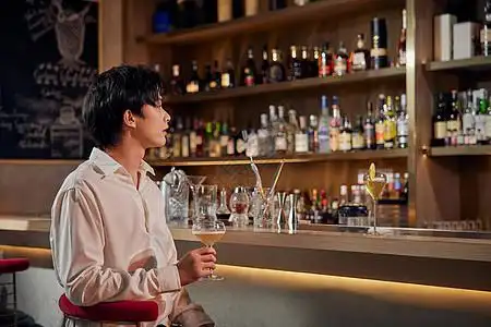 孤独朋友年轻男性酒吧喝酒背景