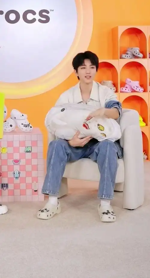 今天的王俊凯有点暖