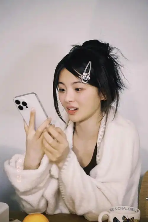 杨超越车内素颜生图直出live美翻啦!|杨超越|live_新浪新闻