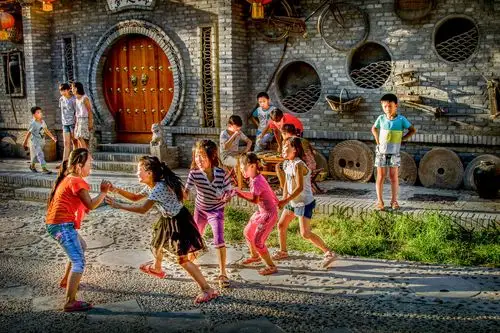 放学后,在村上的大街上玩老鹰捉小鸡,这也是我们曾经的童年.