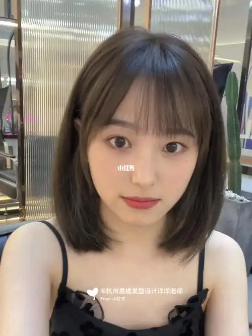 秋季女生一定要尝试一下短发又减龄又显脸瘦
