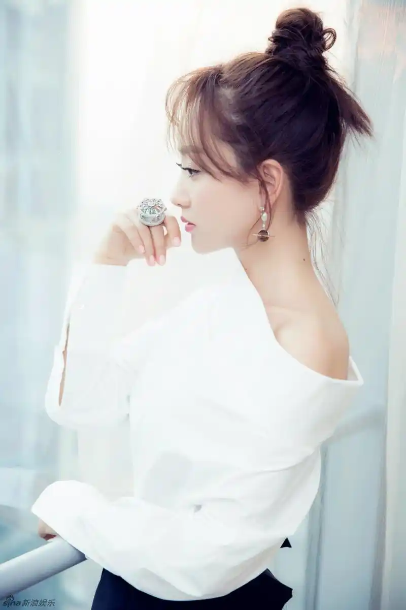 杨蓉白衬衣阔腿裤配丸子头秀香肩_高清图集_新浪网