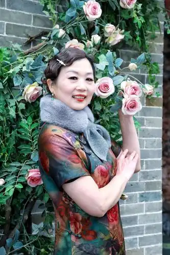 旗袍佳丽秀古城