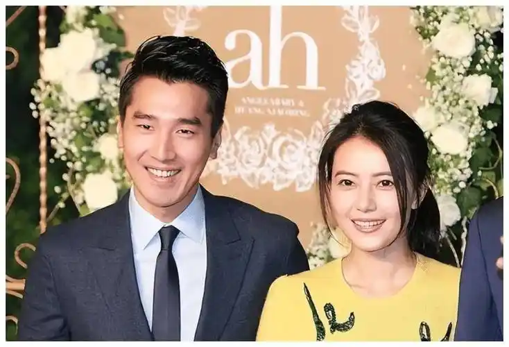 高圆圆赵又廷结婚10年感情依旧带女儿回台探亲街头忍不住接吻