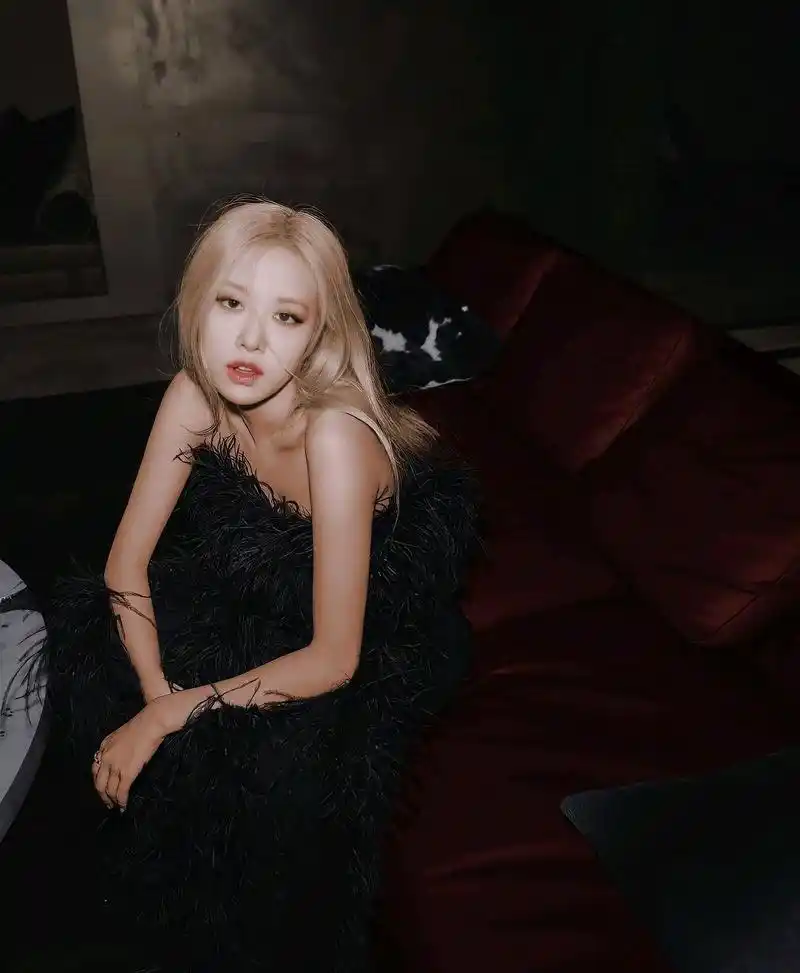 韩国女歌手朴彩英性感写真,太欲了,尤其是最后一张黑丝太漂亮了