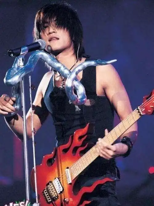 摇滚男神谢霆锋再现当年不羁,99年演唱会,怒摔天价吉他是为何?