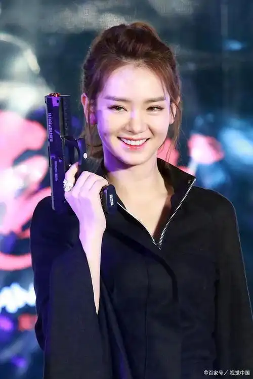 1984年的时候戚薇出生在四川省,在2006年的时候,戚薇参加了我行我秀