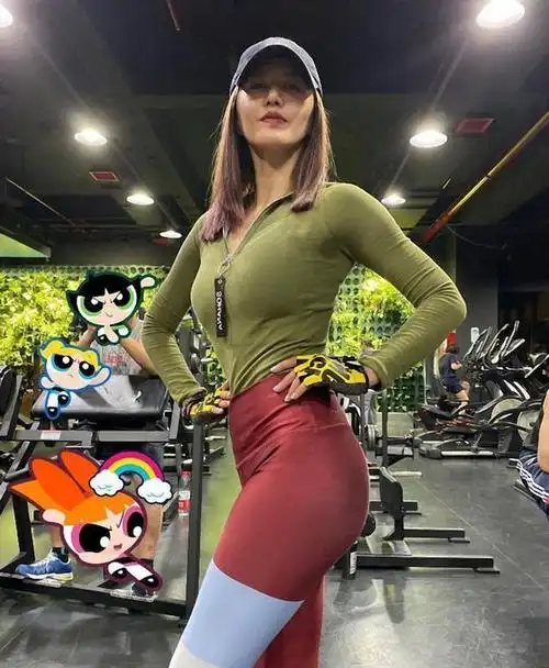 谭维维晚会献唱黑色礼服太修身圆滚小腹抢镜引发怀孕猜想