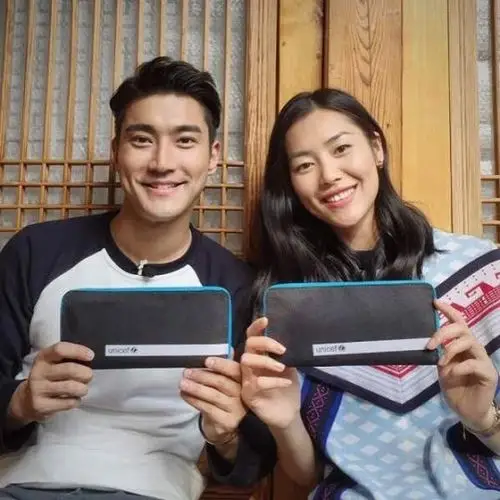 崔始源-刘雯男才女貌,"石榴夫妇酒窝绽放"