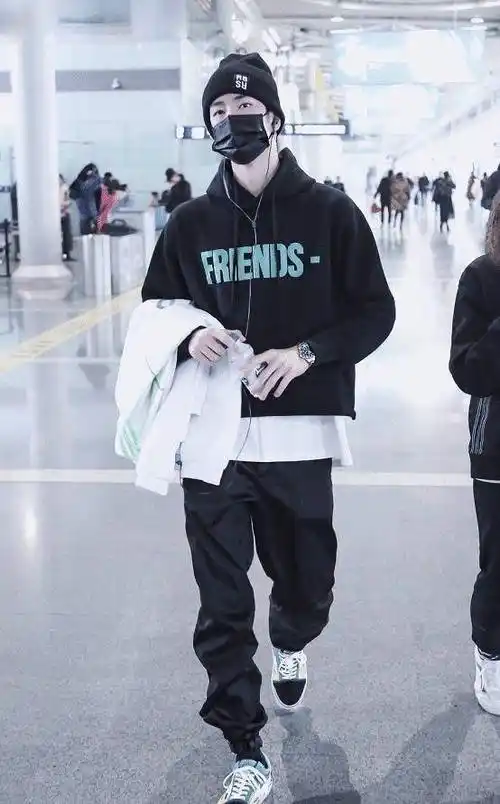 王一博穿裤子不按套路出牌,黑裤嵌满"松紧带",将成下一个爆款_造型