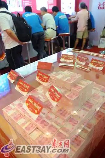 商用透明玻璃罩盖起一摞足有1米多高的100元大钞,据说总共3000万现金