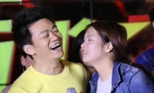 明星被强吻:郭德纲撒腿就跑,王宝强乐出皱纹,李玟强颜欢笑!