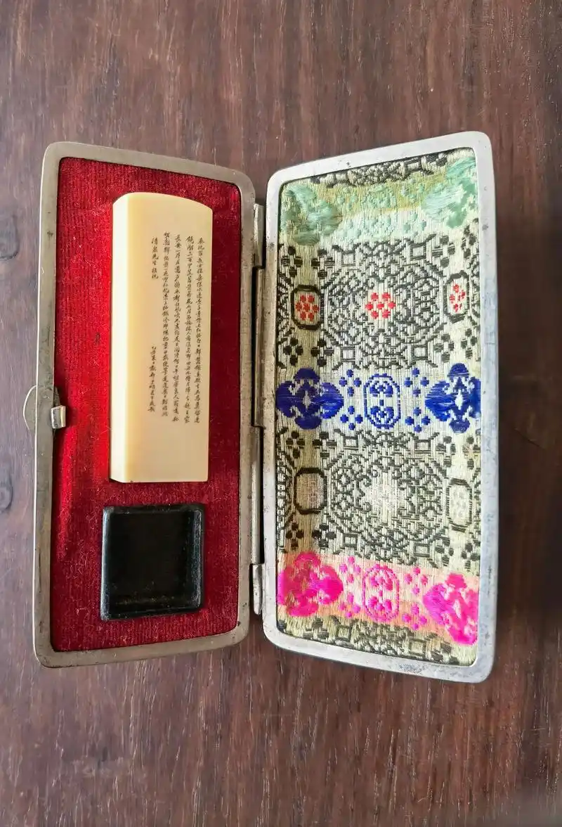 晚清民国象牙微雕大师于硕作品,象牙印章上微刻《子夜歌》. - 抖音