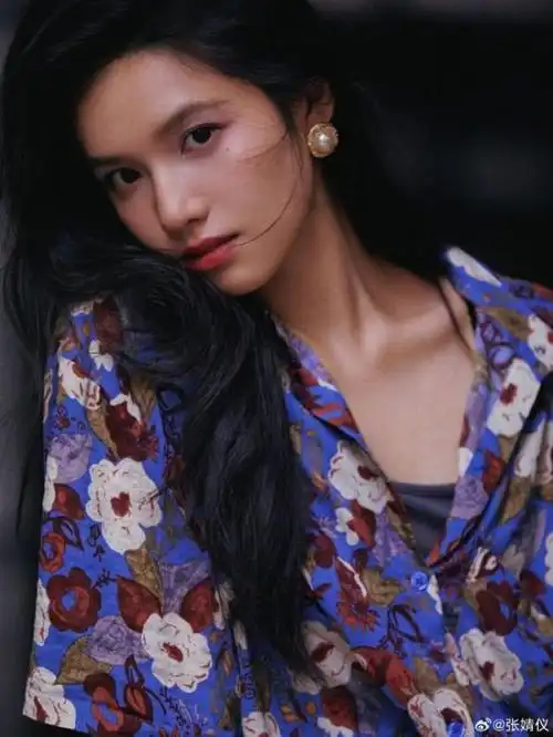 张婧仪晒24岁生日大片花衬衫搭牛仔裤展复古港风