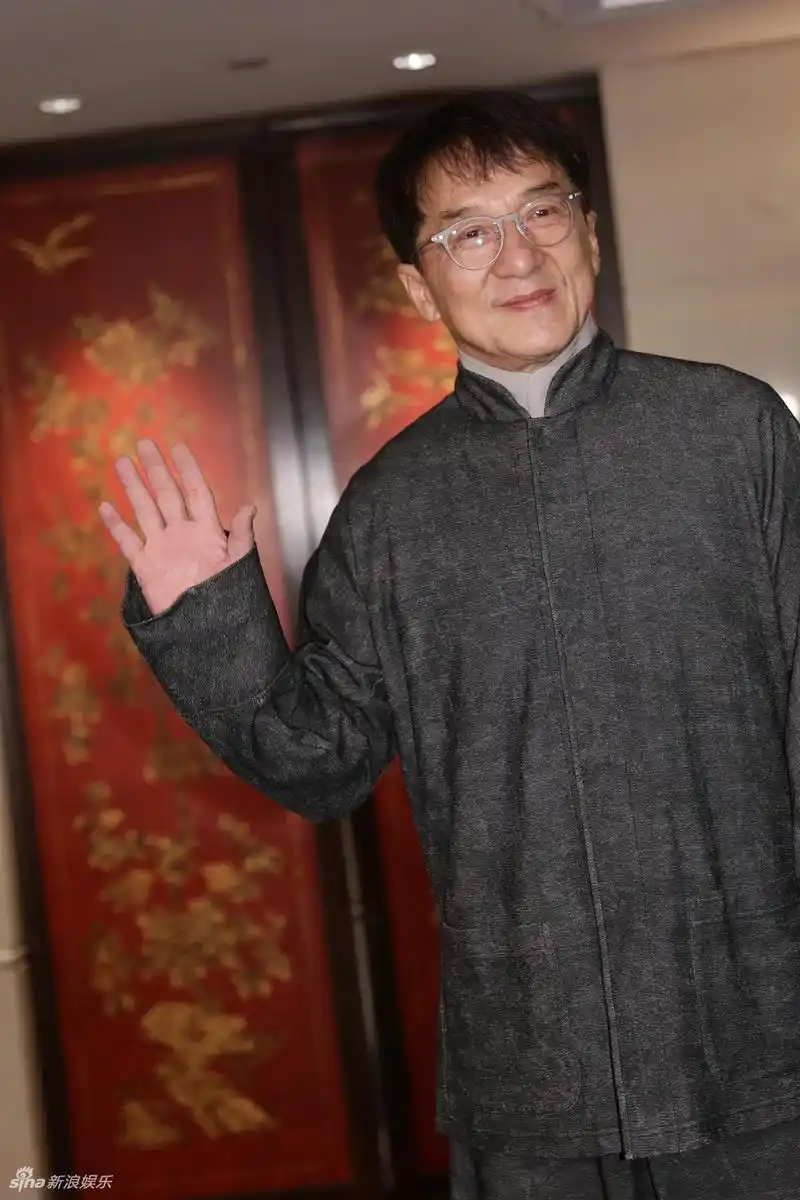 组图:成龙亮相戴眼镜显儒雅 71岁汪明荃优雅着装举止端庄