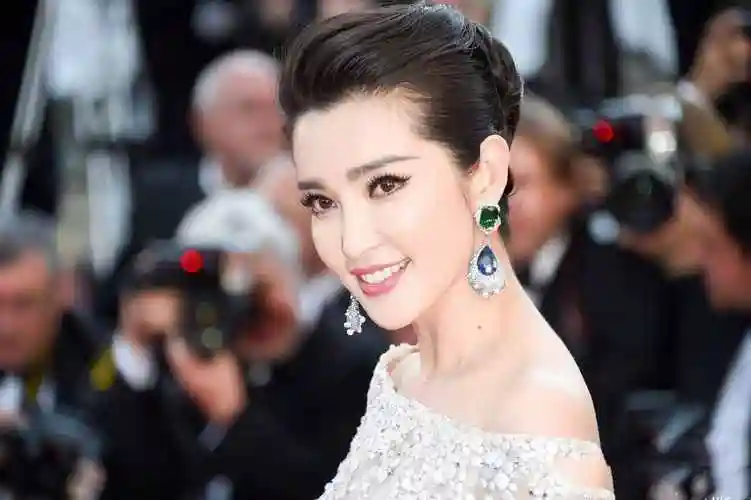 47岁李冰冰对自己越来越"狠",冻卵整容,和小16岁男友太相配