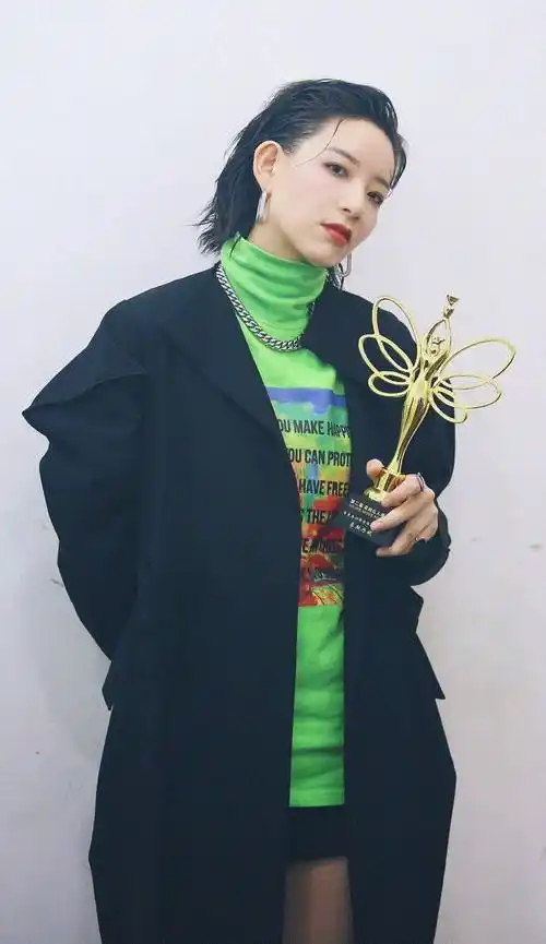 李斯丹妮身穿白t花牛仔现身机场,帅气迷人,小红帽超可爱_比赛_宝宝