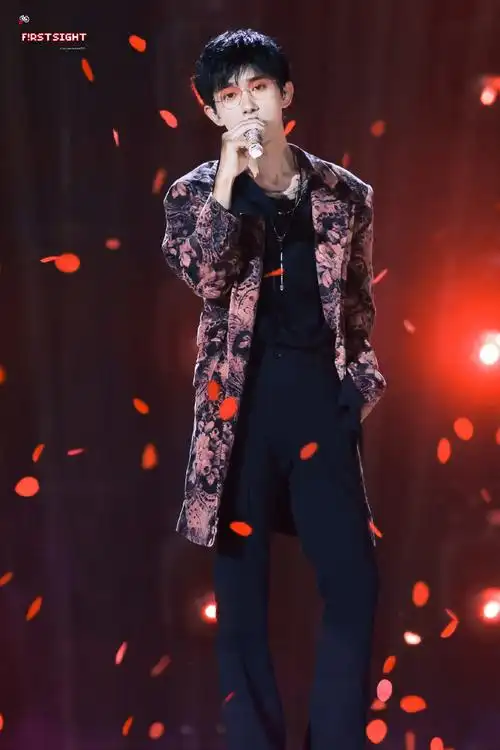 易烊千玺二三逢时戢鳞风起##易烊千玺 限定玫瑰##易烊千玺压轴舞台