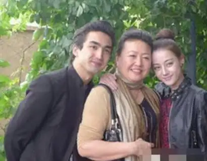 迪丽热巴与母亲合影迪丽热巴的爸爸是下面合照的这一名,体型有点健硕