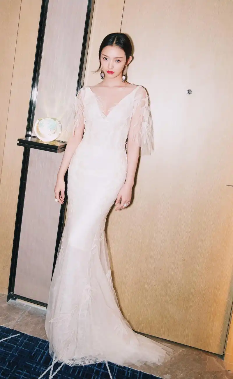 林允身穿白色长裙,仙气十足突显气质