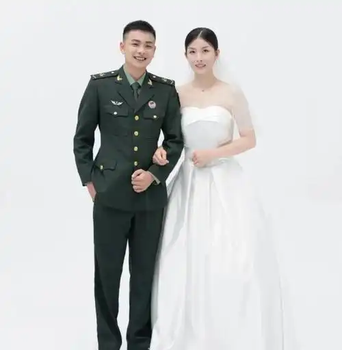 军装配白纱521看绝美婚纱照