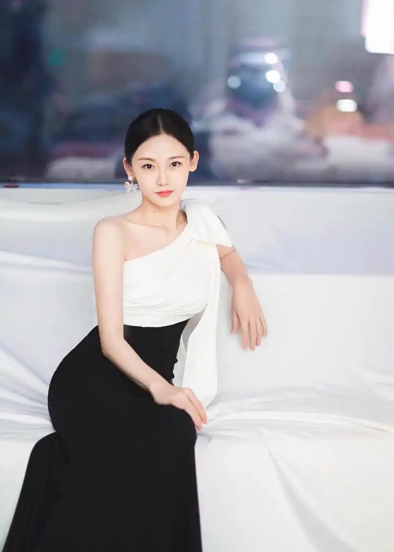 郑恺老婆苗苗又美出圈了,身材饱满,气质惊艳