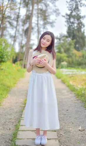 在拍摄全身照的时候,我们的人物需要占画面相对比较大的面积,或者是