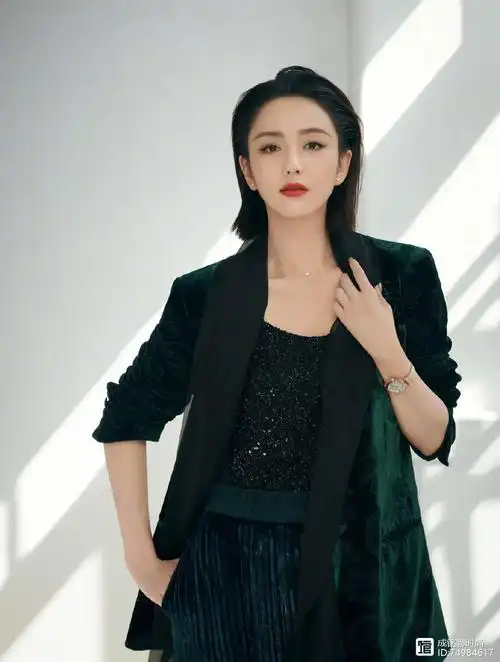 新疆女孩佟丽娅真有气质黄色西装配白色阔腿裤清新时尚又优雅